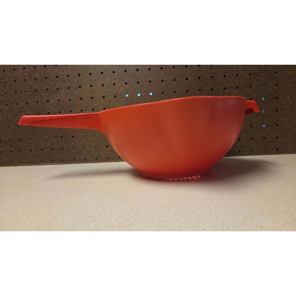 Vintage Tupperware 2 qt red colander Strainer with handle 1523-6